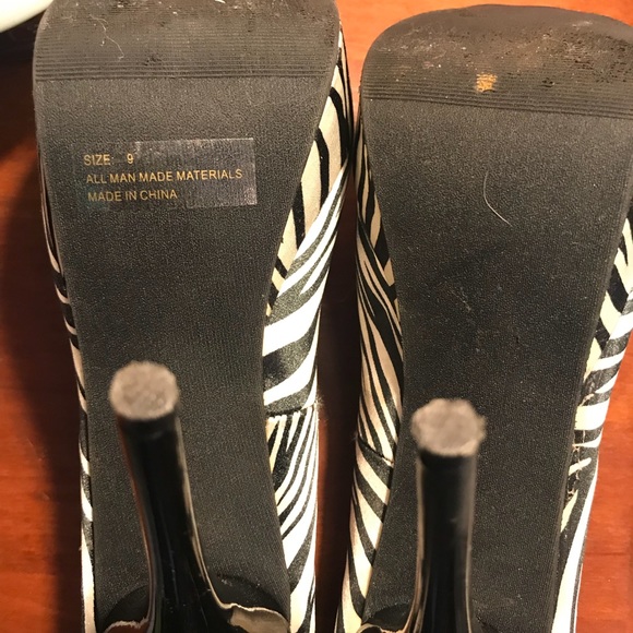 🔥🔥 Zebra Heels🔥🔥 - Picture 4 of 5